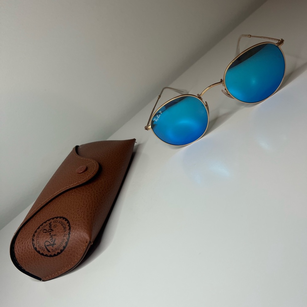 Polarized Ray-Ban Gold Aviator with Vibrant Blue Lenses